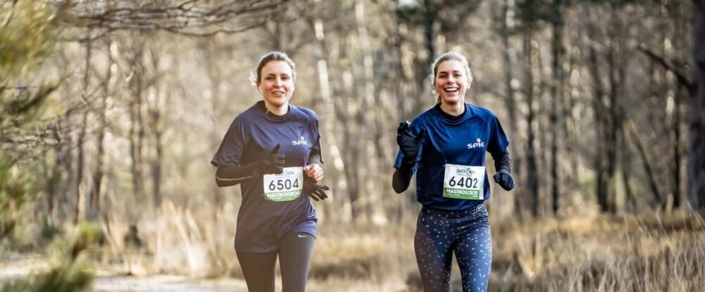 Hardlopen met je loopmaatjes bij de Mastboscross (Foto: @merlijn_arina_photography)